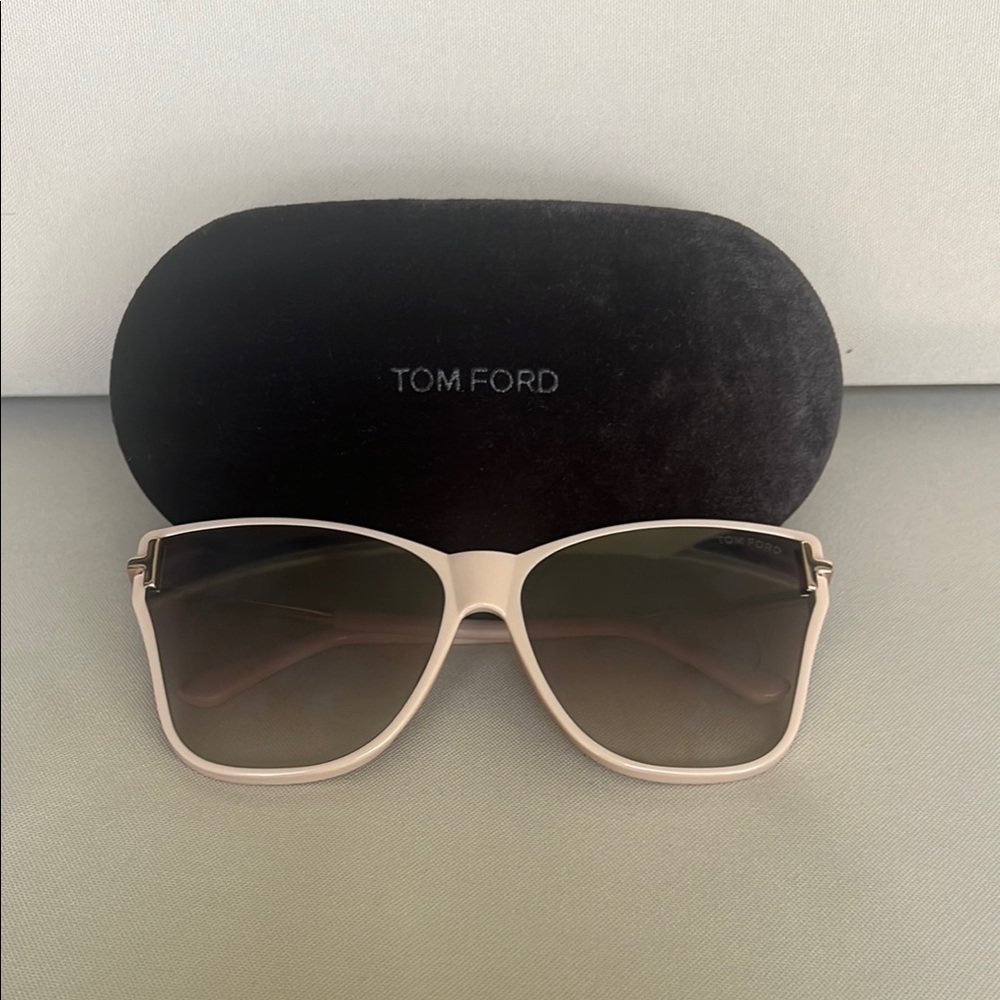 Chic Cream Cat-Eye Sunglasses with Gradient Lenses